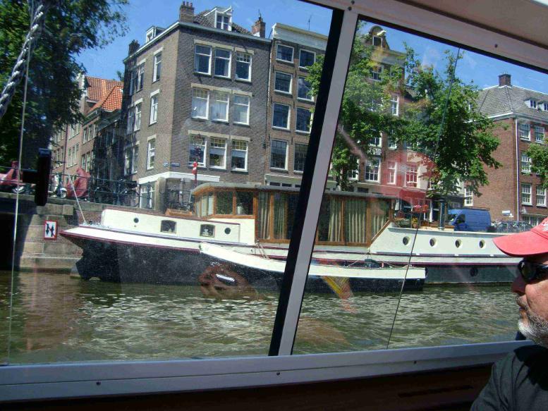 外海に出た後、市内の運河に回りました。前の船は、ハウスボート。中で人が住んでいます。花壇もあります。